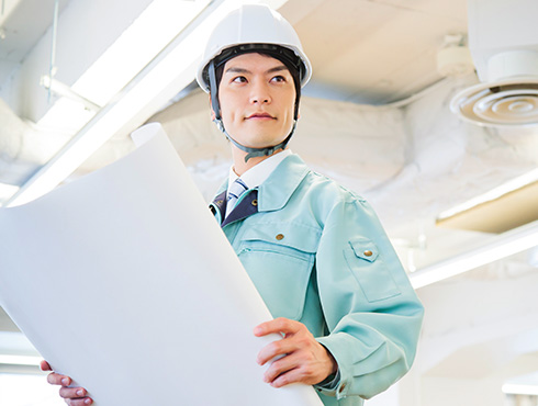 設計図を持つ男性