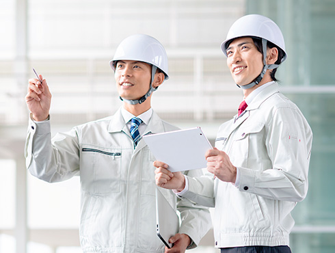作業服の男性2人